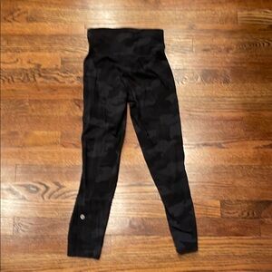 Lululemon camo leggings size 2 (25 inch) 84% Nylon 16% Lycra